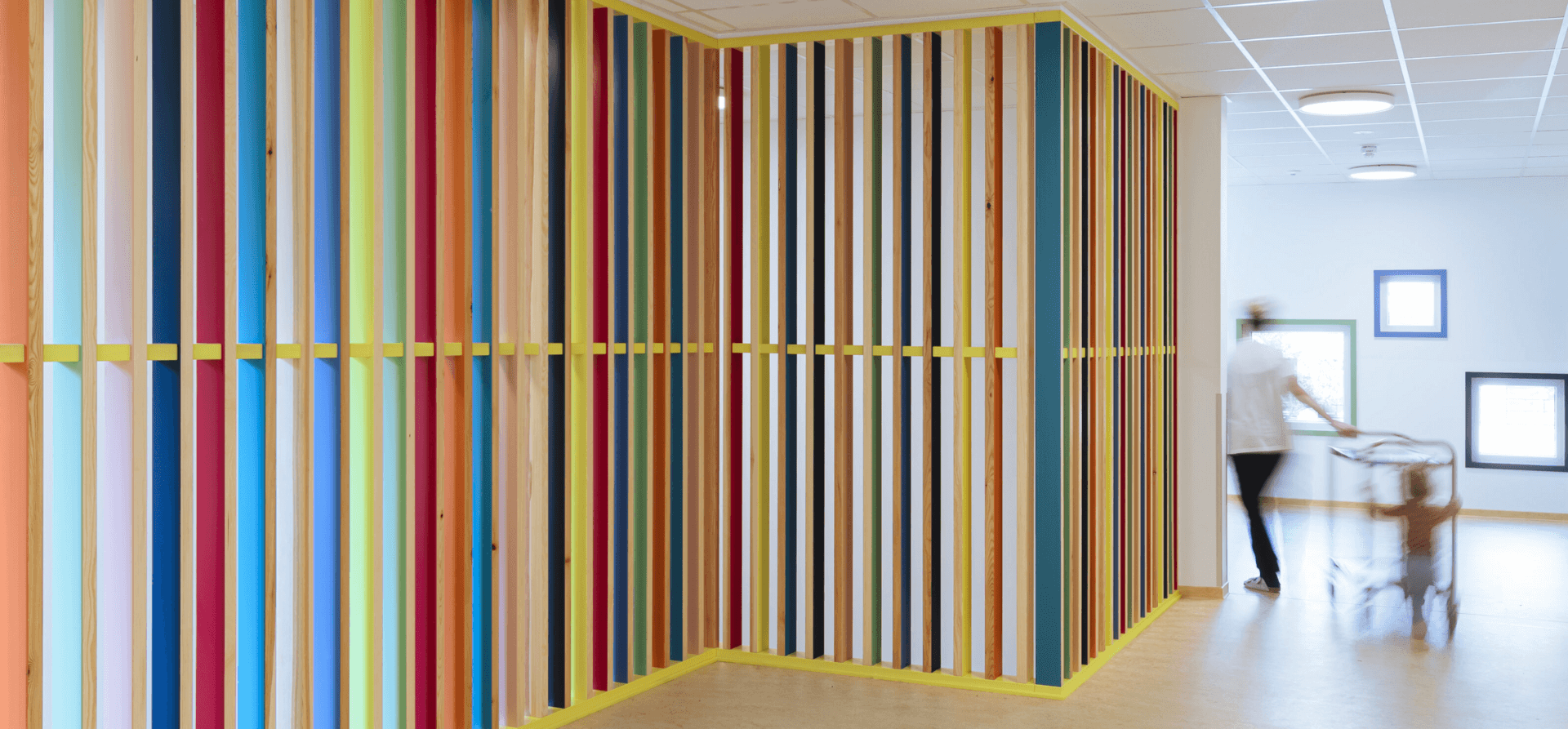 Bunte Wanddekoration in modernem Interieur.